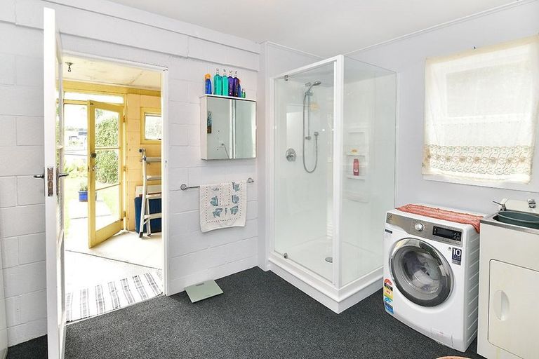 Photo of property in 14 Tawhana Crescent, Red Beach, 0932