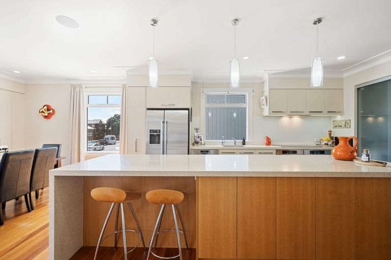 Photo of property in 90 Oriental Parade, Oriental Bay, Wellington, 6011