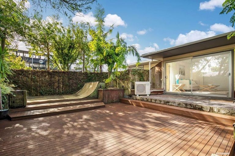 Photo of property in 544 Glenfield Road, Glenfield, Auckland, 0629