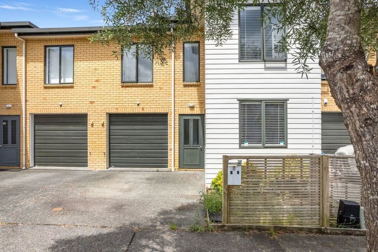 Photo of property in 6 Barnea Circle, Glen Eden, Auckland, 0602