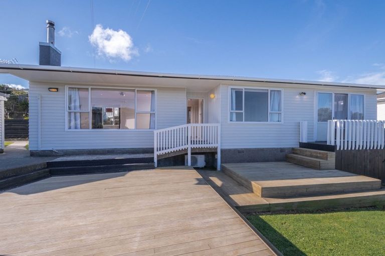 Photo of property in 27 Brooker Grove, Newlands, Wellington, 6037