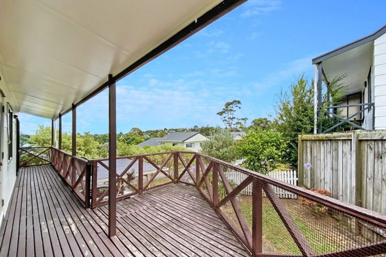 Photo of property in 1/23 Flaunty Place, West Harbour, Auckland, 0618