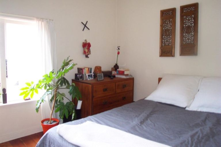 Photo of property in 28 Roxburgh Street, Mount Victoria, Wellington, 6011