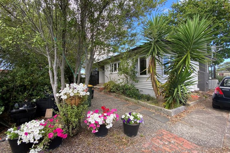 Photo of property in 1/66 Buscomb Avenue, Henderson, Auckland, 0610