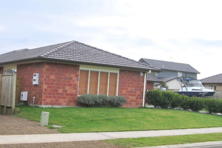 Photo of property in 4 Borthwick Close, Flat Bush, Auckland, 2016