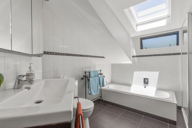 Photo of property in 1/27 Holdaway Avenue, Northcote, Auckland, 0627