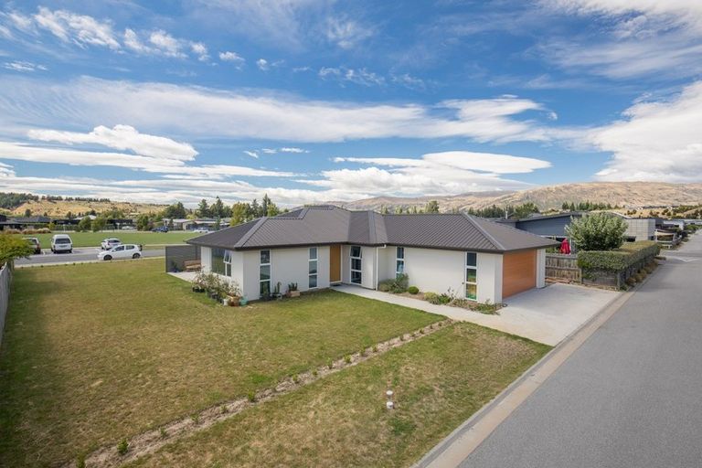 Photo of property in 9 Warbler Lane, Albert Town, Wanaka, 9305