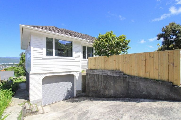 Photo of property in 2 Magnolia Grove, Maungaraki, Lower Hutt, 5010