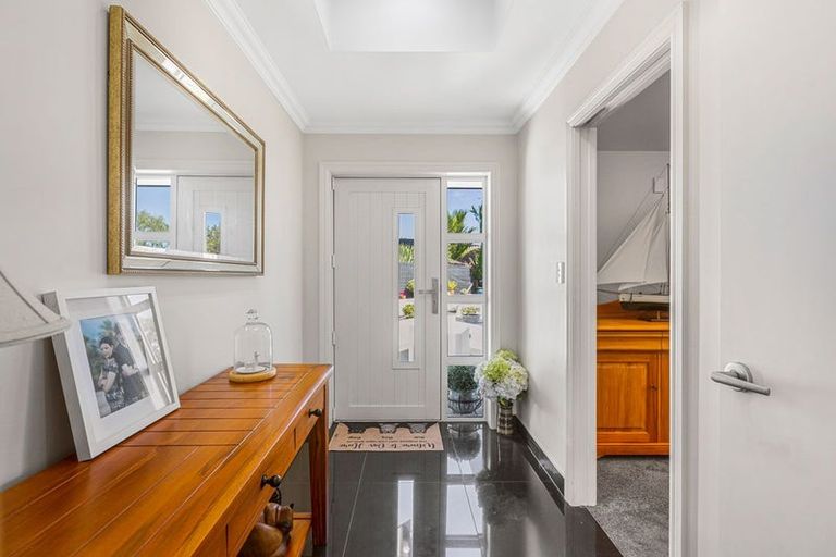 Photo of property in 7a Caledonia Place, Highlands Park, New Plymouth, 4312