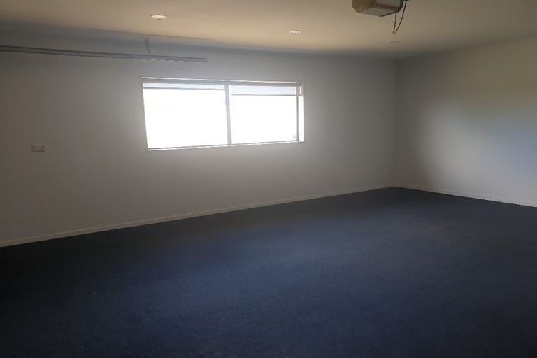 Photo of property in 18 Plumstead Rise, Glen Eden, Auckland, 0602