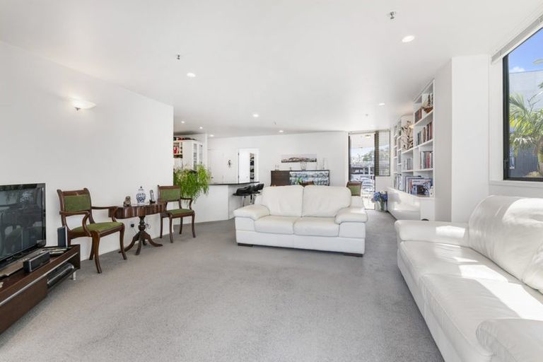 Photo of property in 2a/171 Hurstmere Road, Takapuna, Auckland, 0622