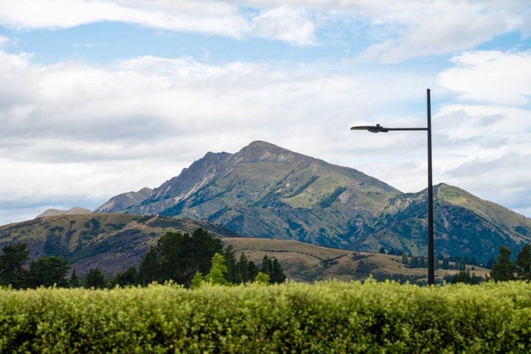 Photo of property in 29 Mount Nicholas Avenue, Wanaka, 9305