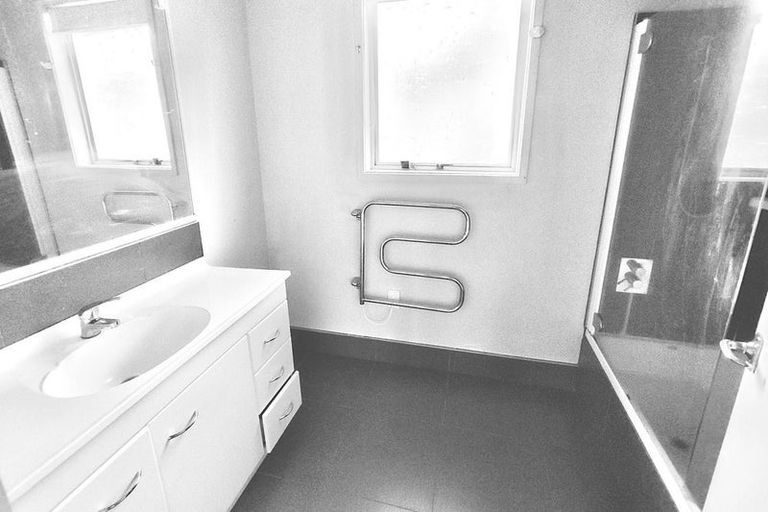 Photo of property in 29 Staincross Street, Green Bay, Auckland, 0604