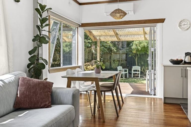 Photo of property in 15a Sycamore Grove, Lower Vogeltown, New Plymouth, 4310