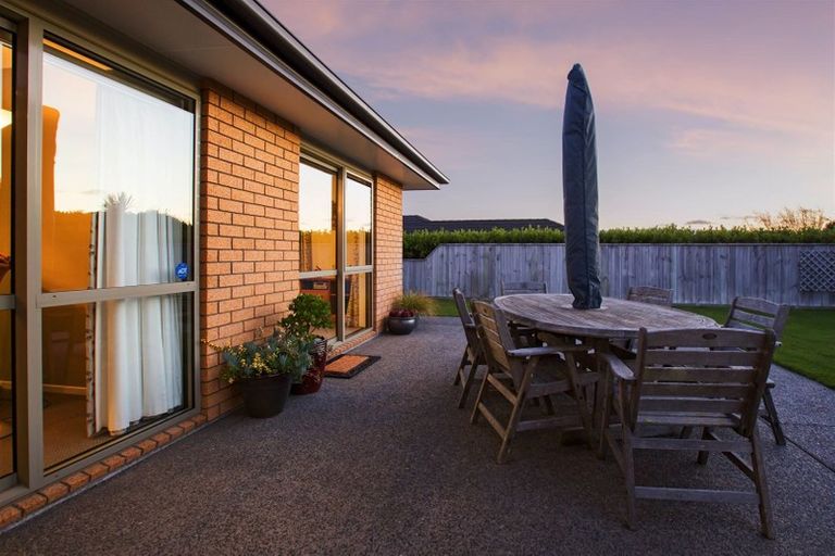 Photo of property in 10 Paparoa Crescent, Aotea, Porirua, 5024