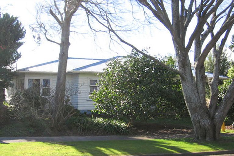 Photo of property in 17 Surrey Crescent, Hokowhitu, Palmerston North, 4410