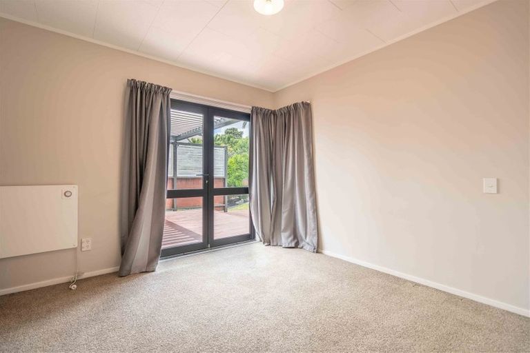 Photo of property in 16 Amery Place, West Harbour, Auckland, 0618