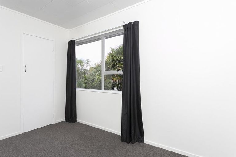 Photo of property in 90 Sunnyside Road, Sunnyvale, Auckland, 0612