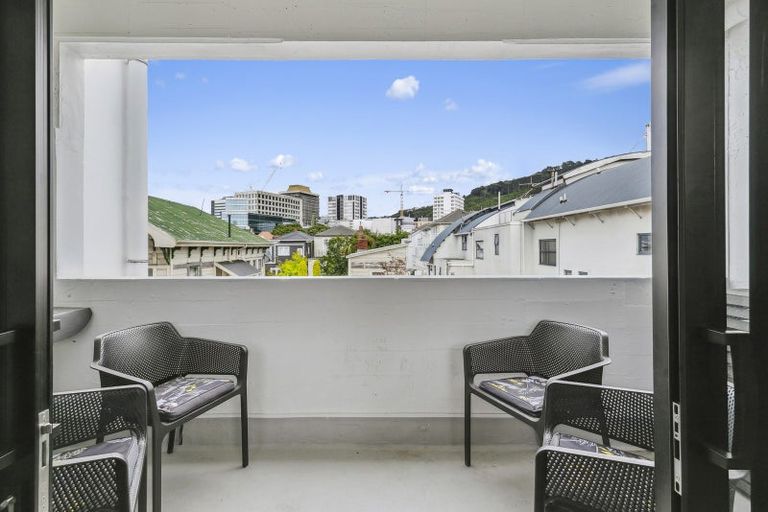 Photo of property in Endeavour Apartments, 18/125 Thorndon Quay, Pipitea, Wellington, 6011