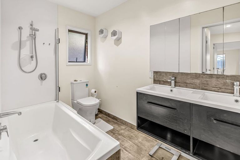 Photo of property in 5b Lyn Grove, Papamoa Beach, Papamoa, 3118