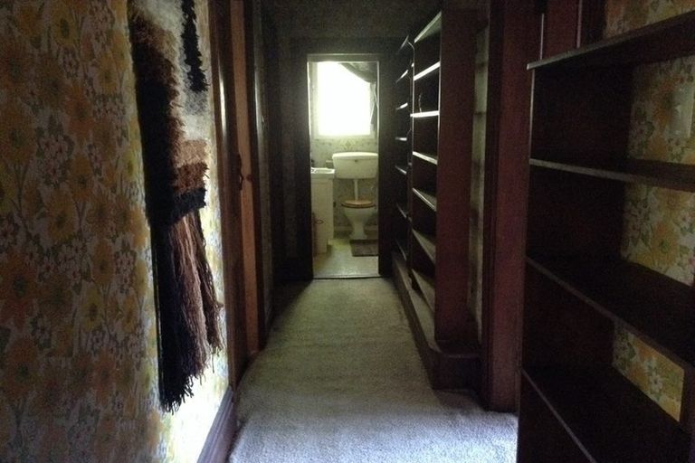 Photo of property in 10 Taungata Road, York Bay, Lower Hutt, 5013