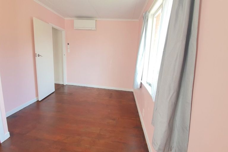 Photo of property in 25 Fruitvale Road, New Lynn, Auckland, 0600