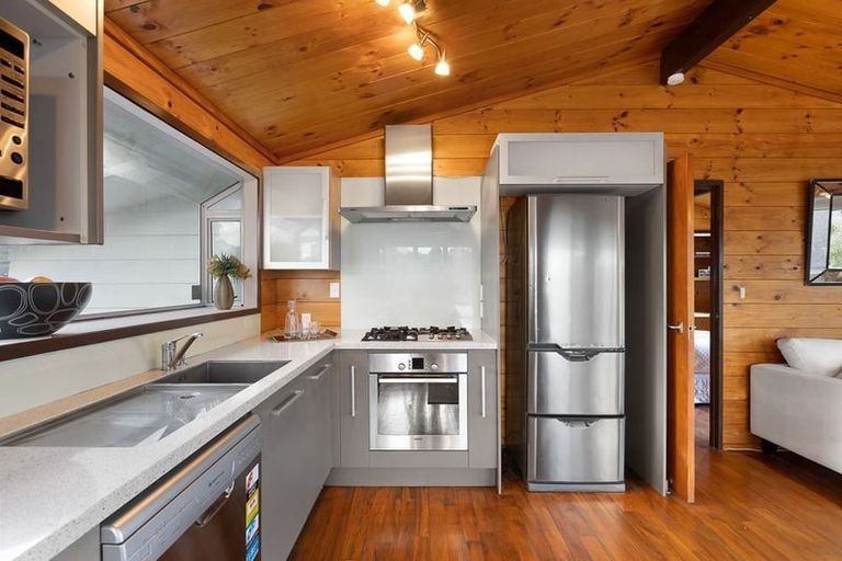 Photo of property in 2 Dunraven Place, Torbay, Auckland, 0630