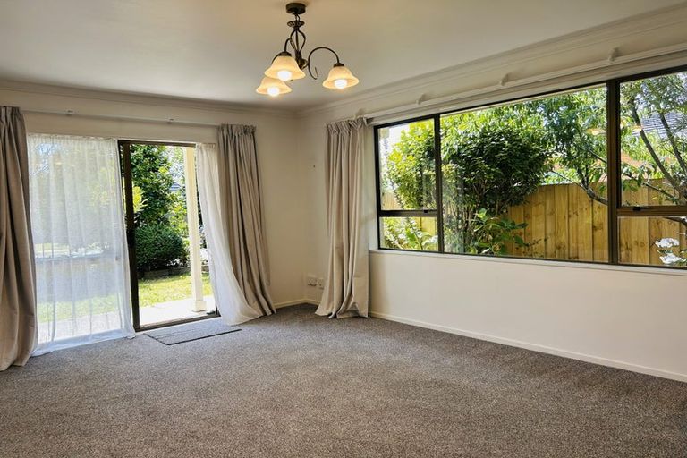 Photo of property in 28 Rewarewa Crescent, Waikanae, 5036