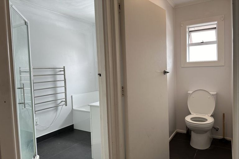 Photo of property in 16 Buscomb Avenue, Henderson, Auckland, 0610