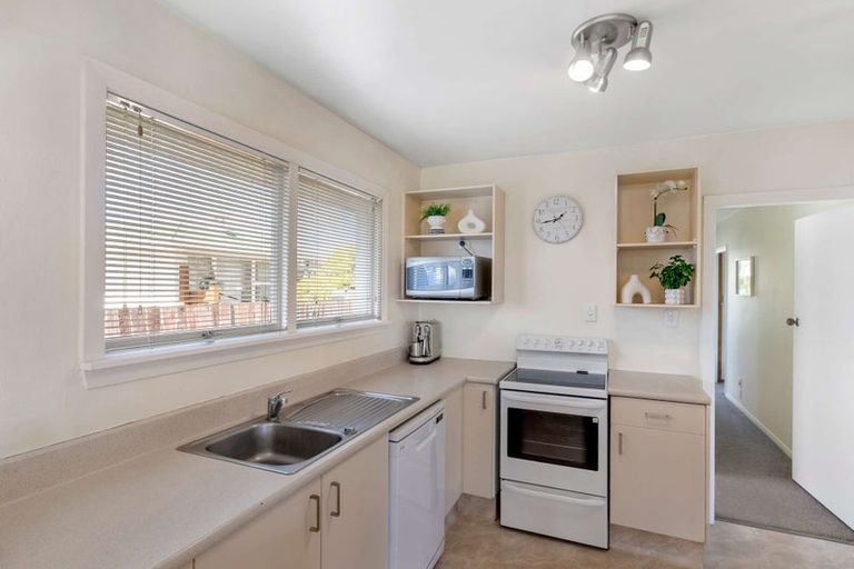 Photo of property in 77 Farquhars Road, Redwood, Christchurch, 8051