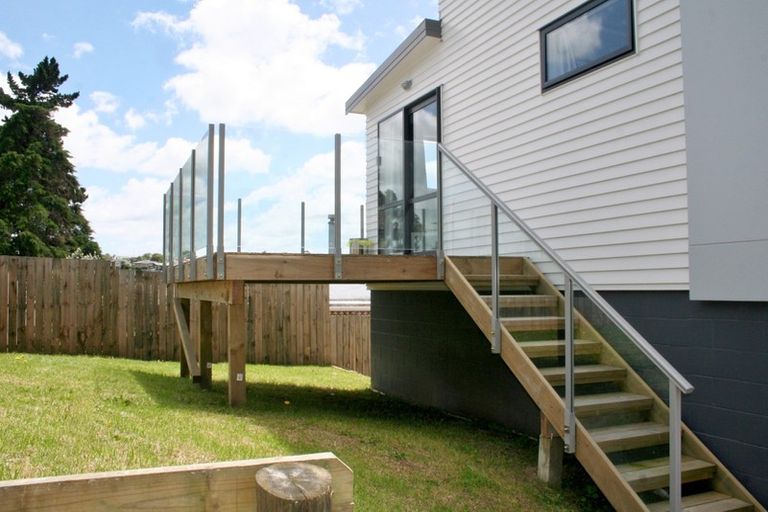 Photo of property in 16b Woodall Place, Totara Vale, Auckland, 0627