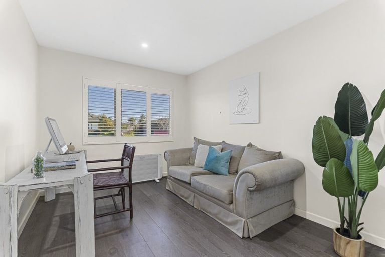 Photo of property in 3 Waiwera Place, Merrilands, New Plymouth, 4312