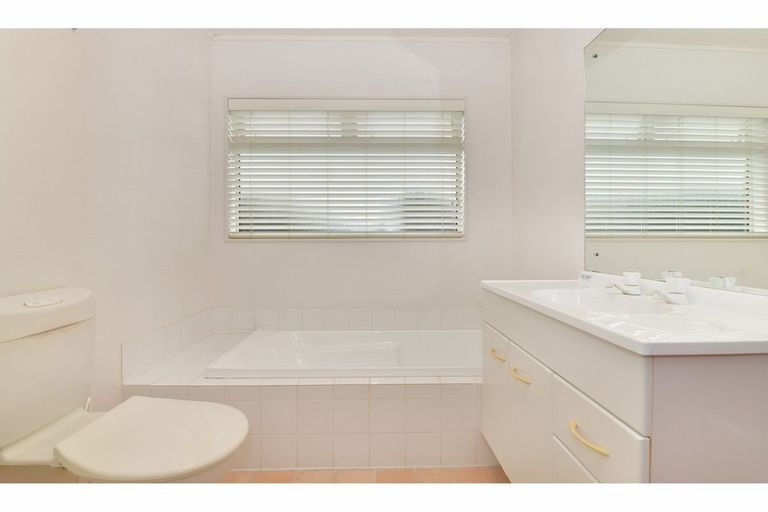 Photo of property in 8 Chalmers Close, Orewa, 0931