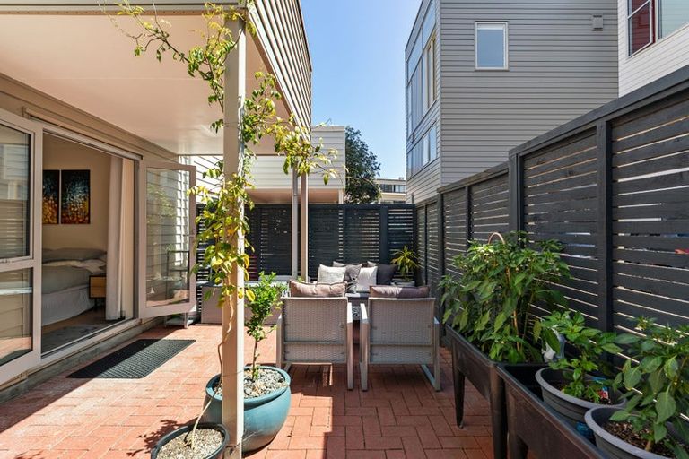 Photo of property in 2/15 Roxburgh Street, Mount Victoria, Wellington, 6011