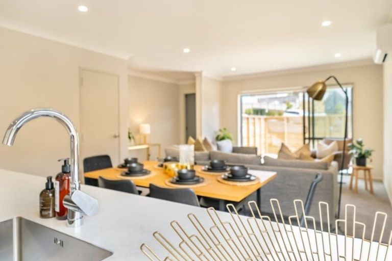 Photo of property in 2 Brindle Way, Newlands, Wellington, 6037