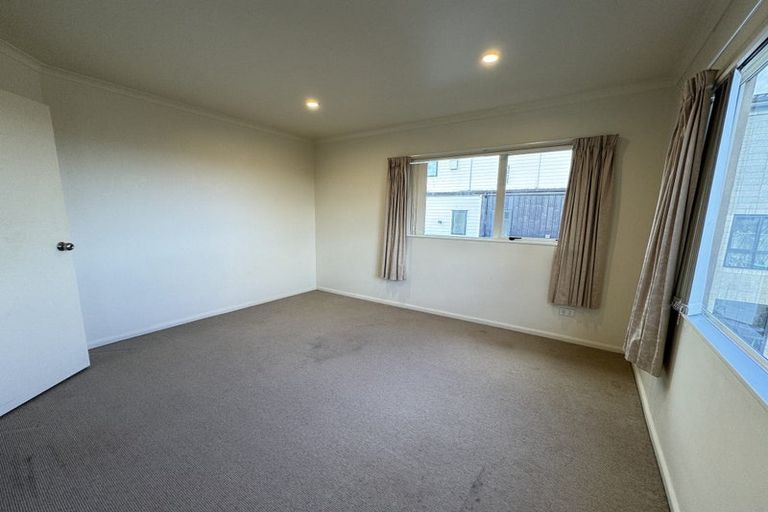Photo of property in 4 Highgrove Lane, Totara Vale, Auckland, 0632