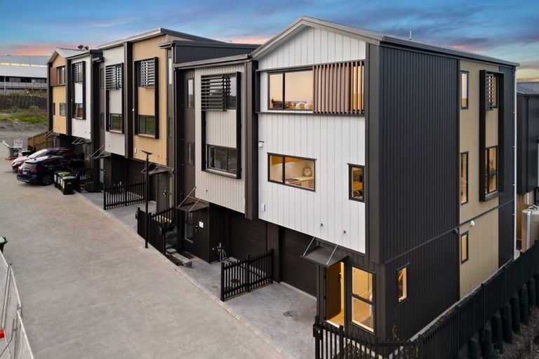 Photo of property in 24 Milenio Crescent, Windsor Park, Auckland, 0632