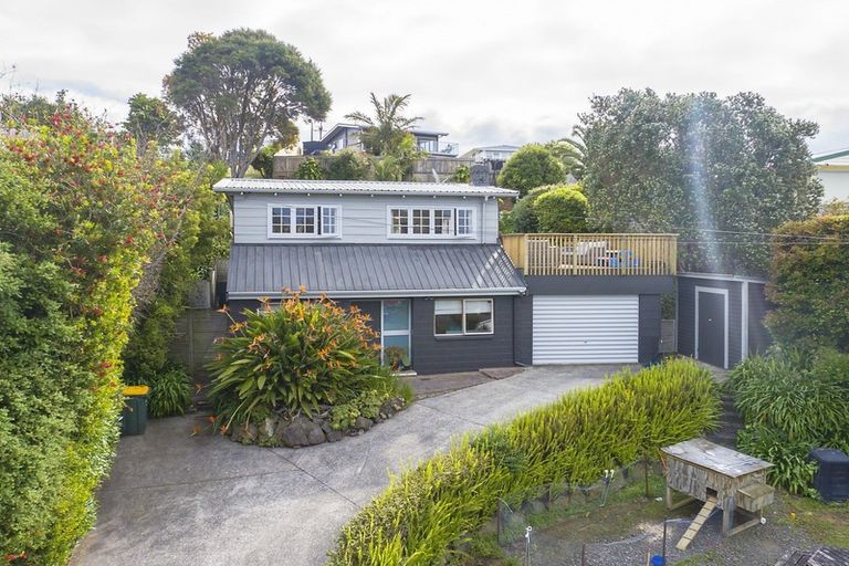 Photo of property in 6 Maori Hut Road, Red Beach, 0932