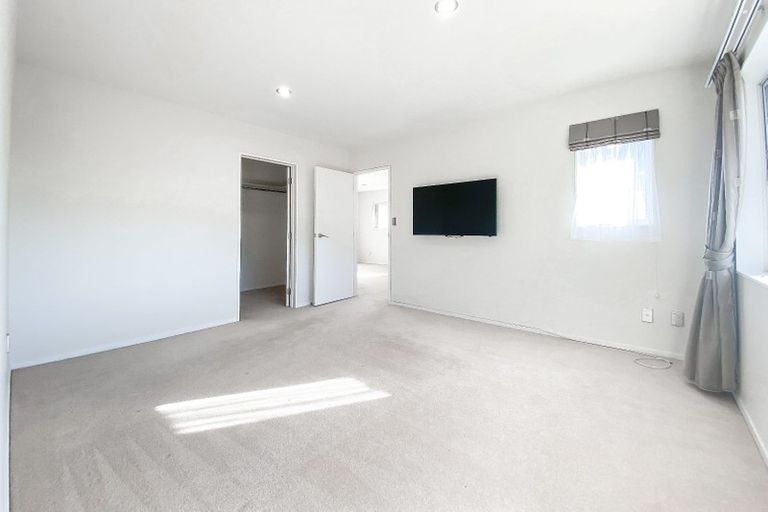 Photo of property in 21 Loughros Place, Pinehill, Auckland, 0632