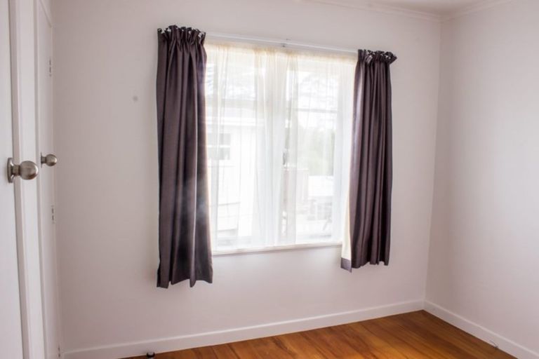 Photo of property in 176 Beach Haven Road, Beach Haven, Auckland, 0626