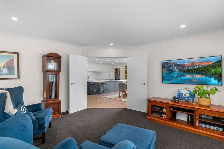 Photo of property in 98 Kaurinui Crescent, One Tree Point, 0118