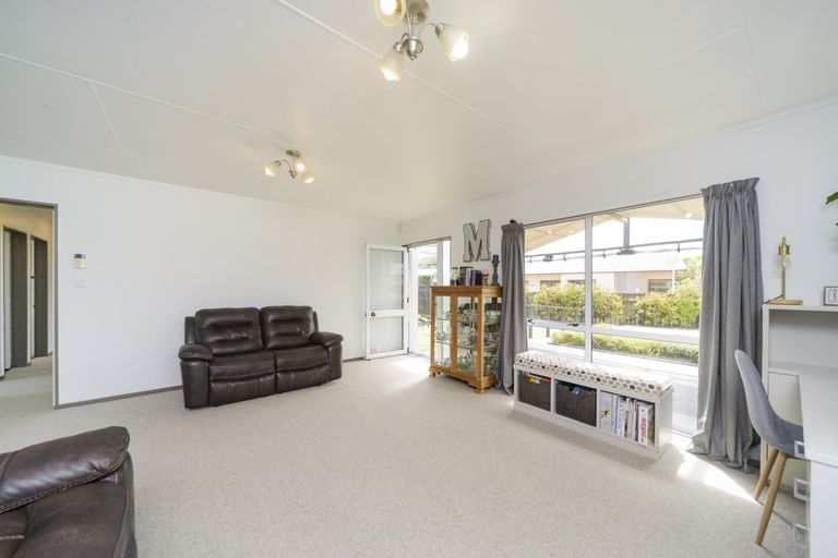 Photo of property in 97 Hillcrest Drive, Kelvin Grove, Palmerston North, 4414