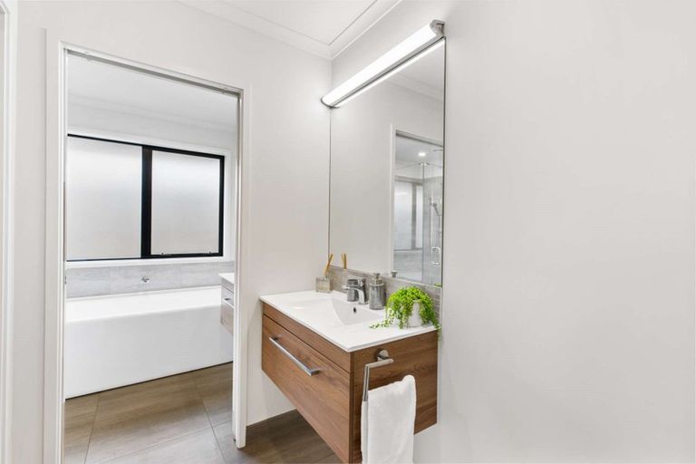 Photo of property in 2 Glennron Lane, Waiuku, 2123