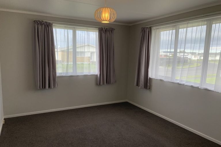 Photo of property in 36 Gibbons Crescent, Castlecliff, Whanganui, 4501