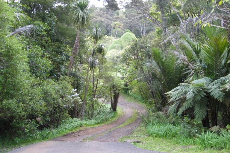 Photo of property in 10 Cascade Avenue, Waiatarua, Auckland, 0604
