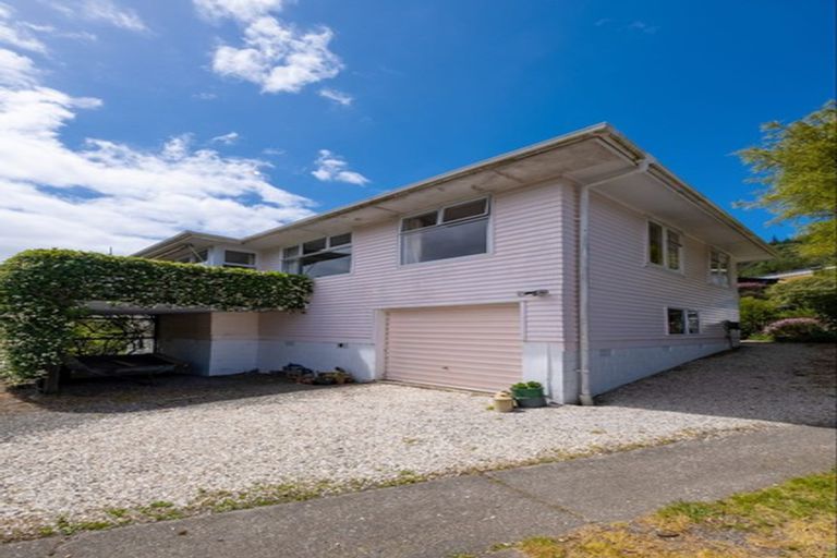 Photo of property in 77 Milton Terrace, Picton, 7220