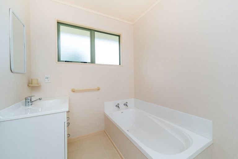 Photo of property in 3 Logan Place, Kelvin Grove, Palmerston North, 4414