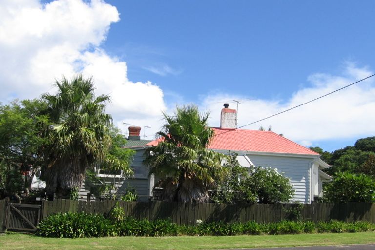 Photo of property in 37 Rutland Road, Stanley Point, Auckland, 0624