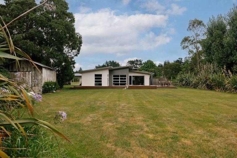 Photo of property in 8 Titirangi Drive, Fitzherbert, Palmerston North, 4471