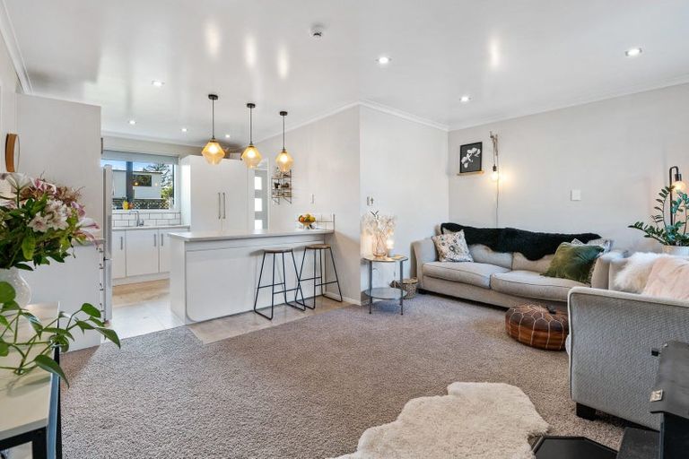 Photo of property in 8b Wyndham Road, Hannahs Bay, Rotorua, 3010